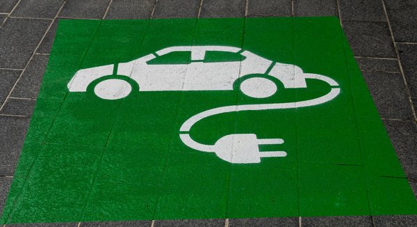Quels sont les défis de la mise en œuvre de la recharge inductive pour les véhicules électriques dans les zones urbaines ?