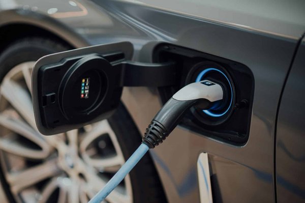 Quelles sont les meilleures pratiques pour entretenir un véhicule hybride rechargeable comme la Mitsubishi Outlander PHEV ?